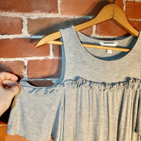 LC Lauren Conrad Gray Cold Shoulder Ruffled Blouse - Picture 4 of 8